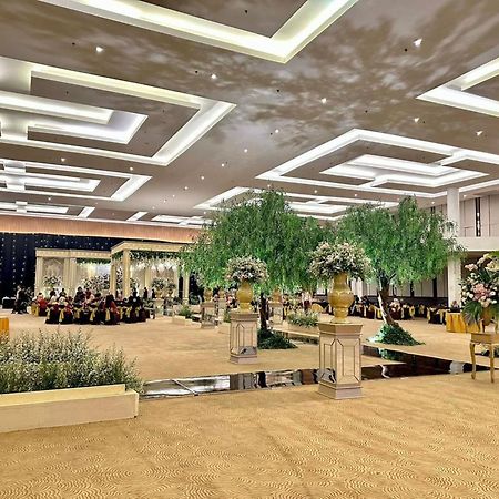 Hotel Santika Mega City Bekasi Exteriör bild