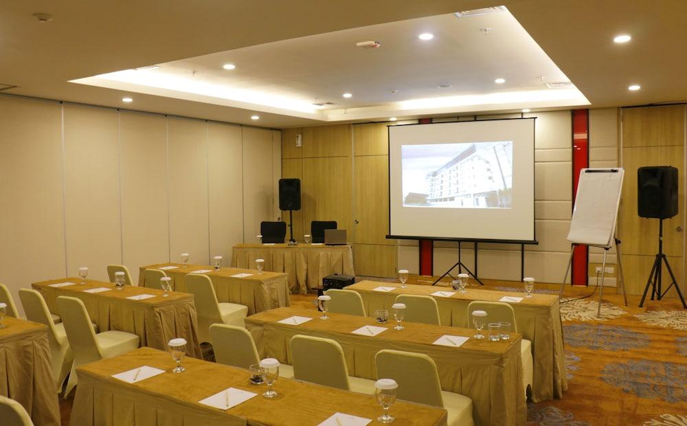 Hotel Santika Mega City Bekasi Exteriör bild