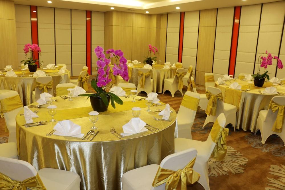 Hotel Santika Mega City Bekasi Exteriör bild