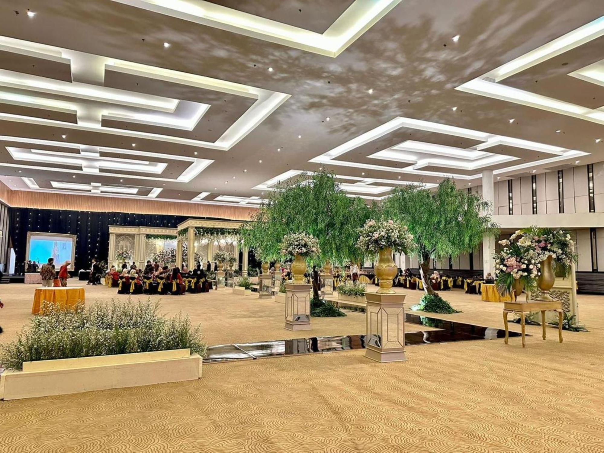 Hotel Santika Mega City Bekasi Exteriör bild