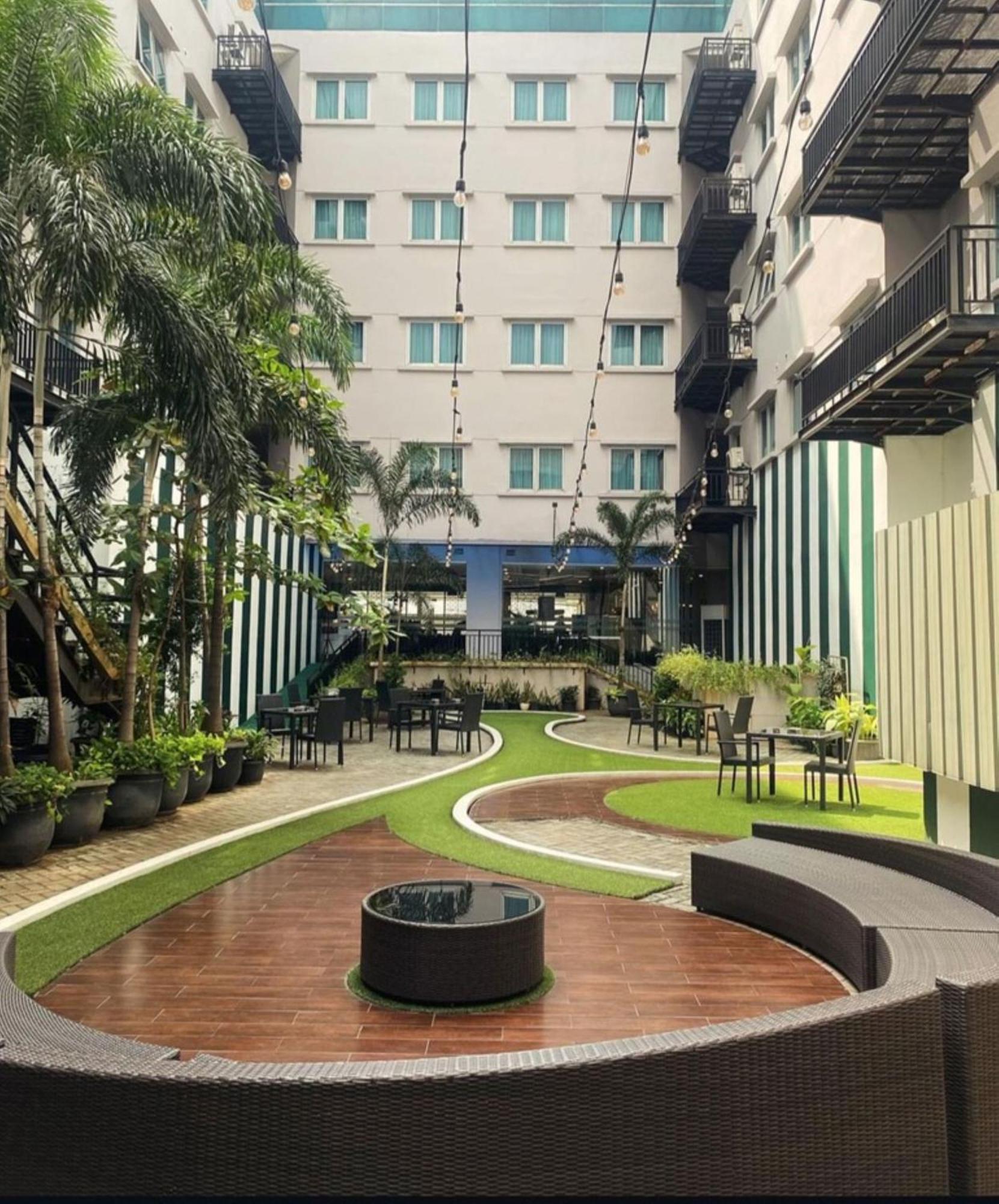 Hotel Santika Mega City Bekasi Exteriör bild