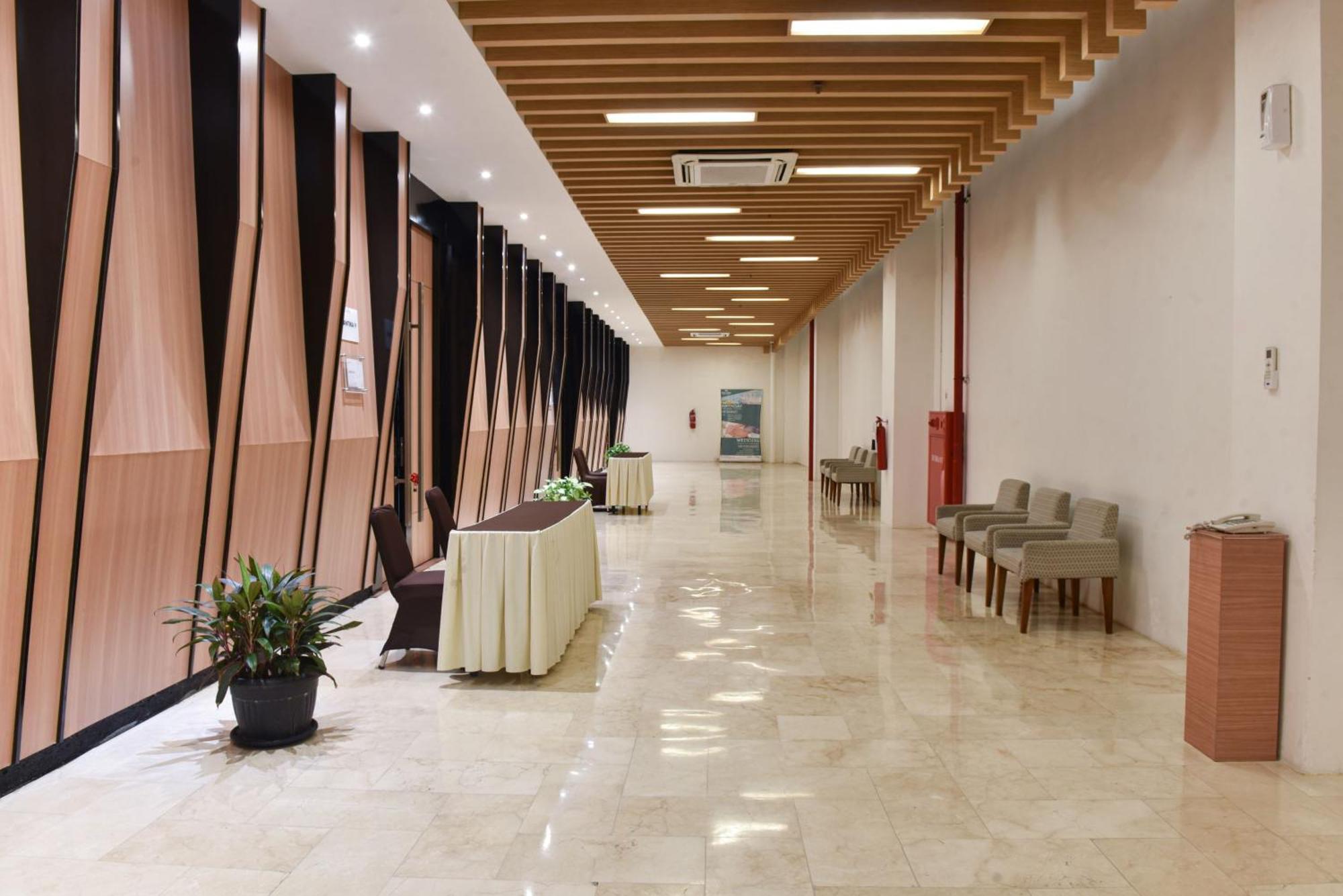 Hotel Santika Mega City Bekasi Exteriör bild